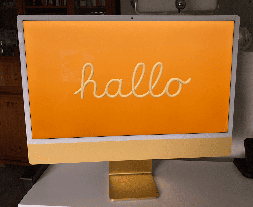 M1 iMac gelb an meinem Arbeitsplatz M1 iMac gelb an meinem Arbeitsplatz