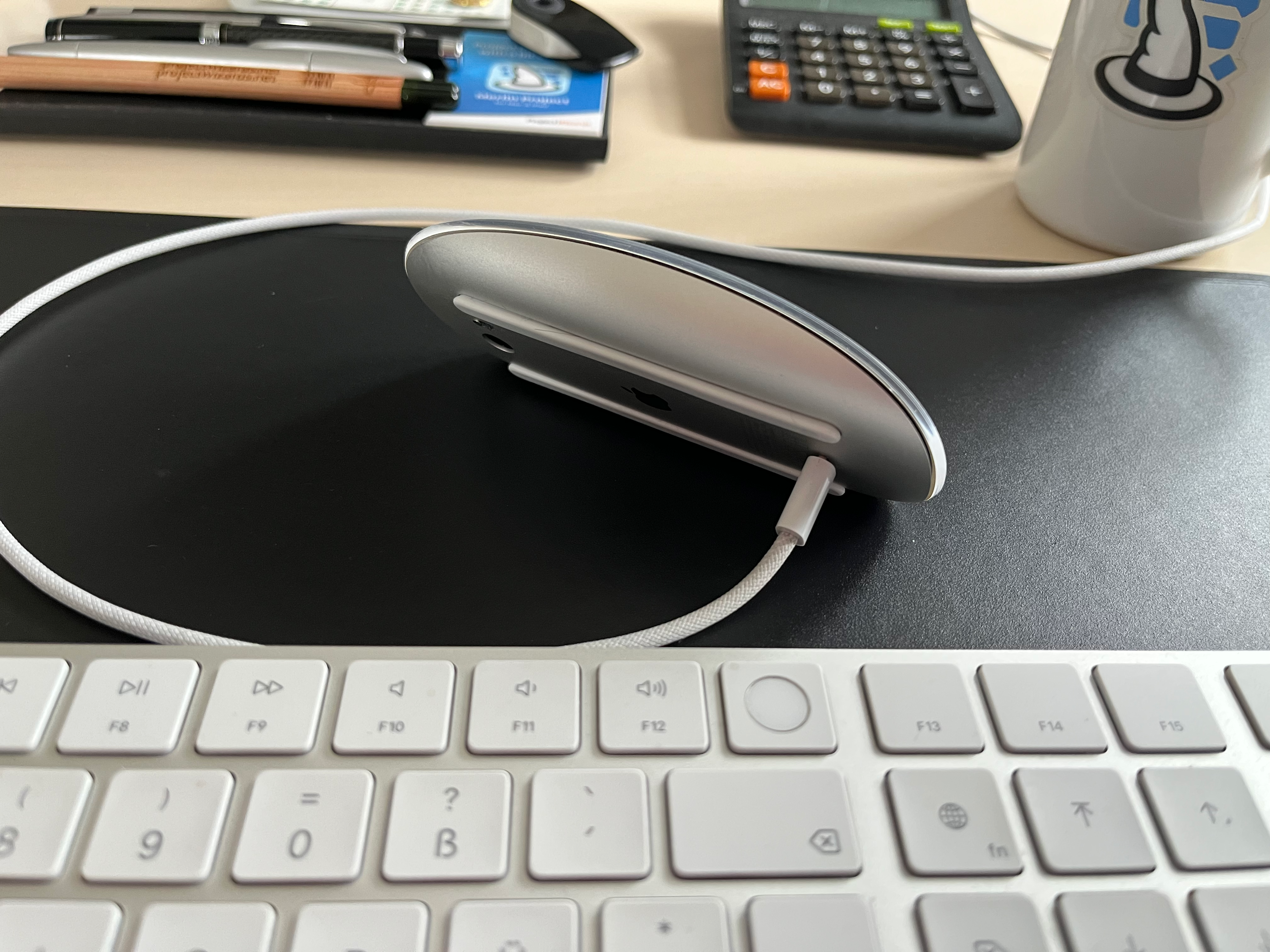 Cargue el Magic Mouse de Apple Cargue el Magic Mouse de Apple