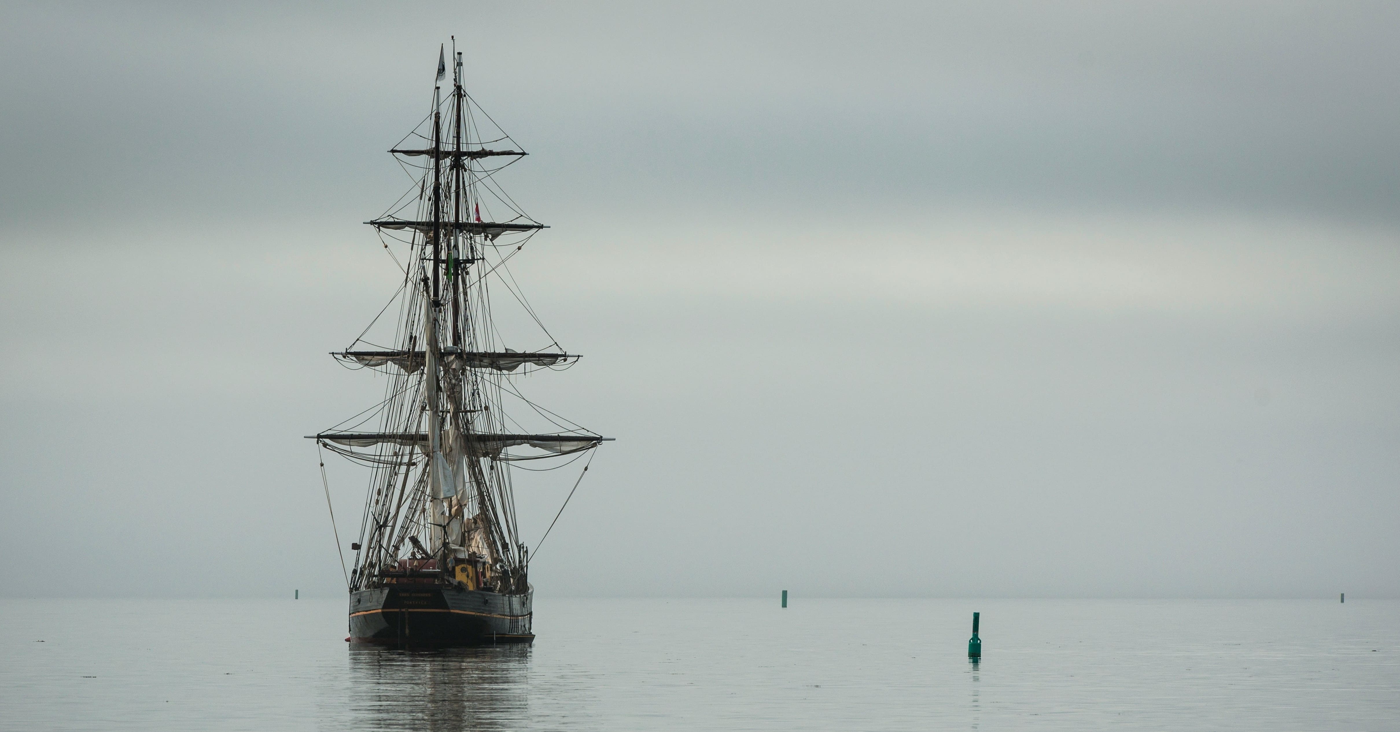 Segelschiff im Nebel auf ruhiger See, Foto von Jamie Morrison auf Unsplash
